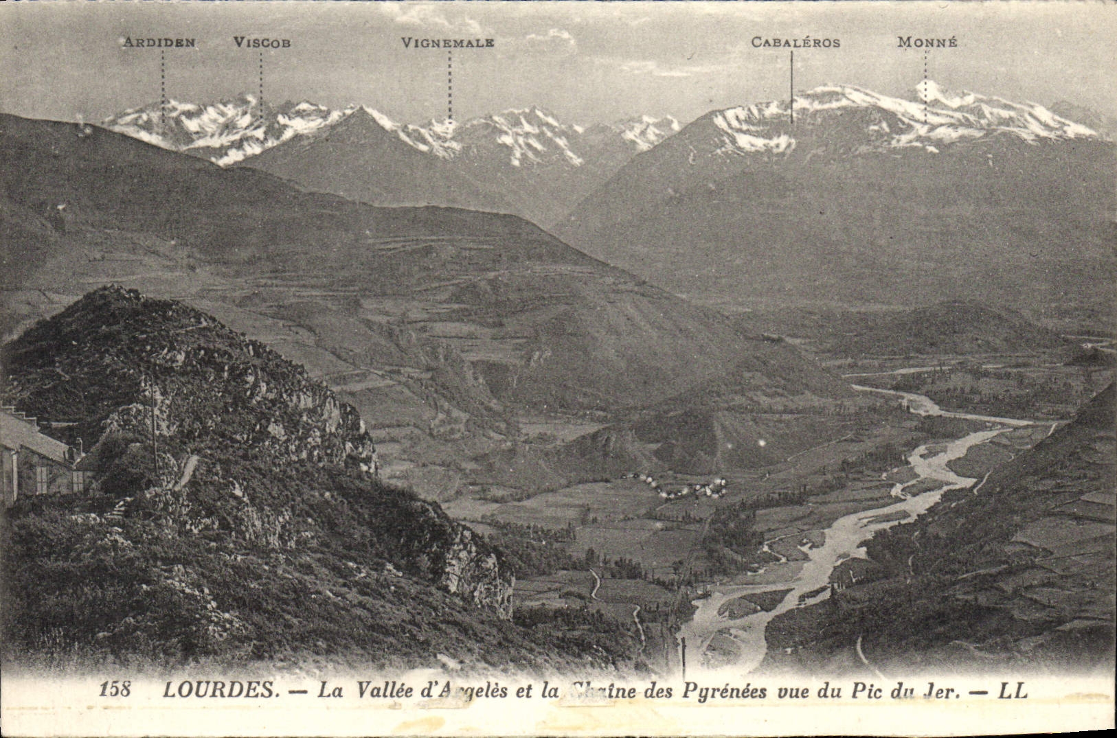 CPA Lourdes La Vallee d'Argetes et la Chaine des Pyrenees vue du Pic du Jer 