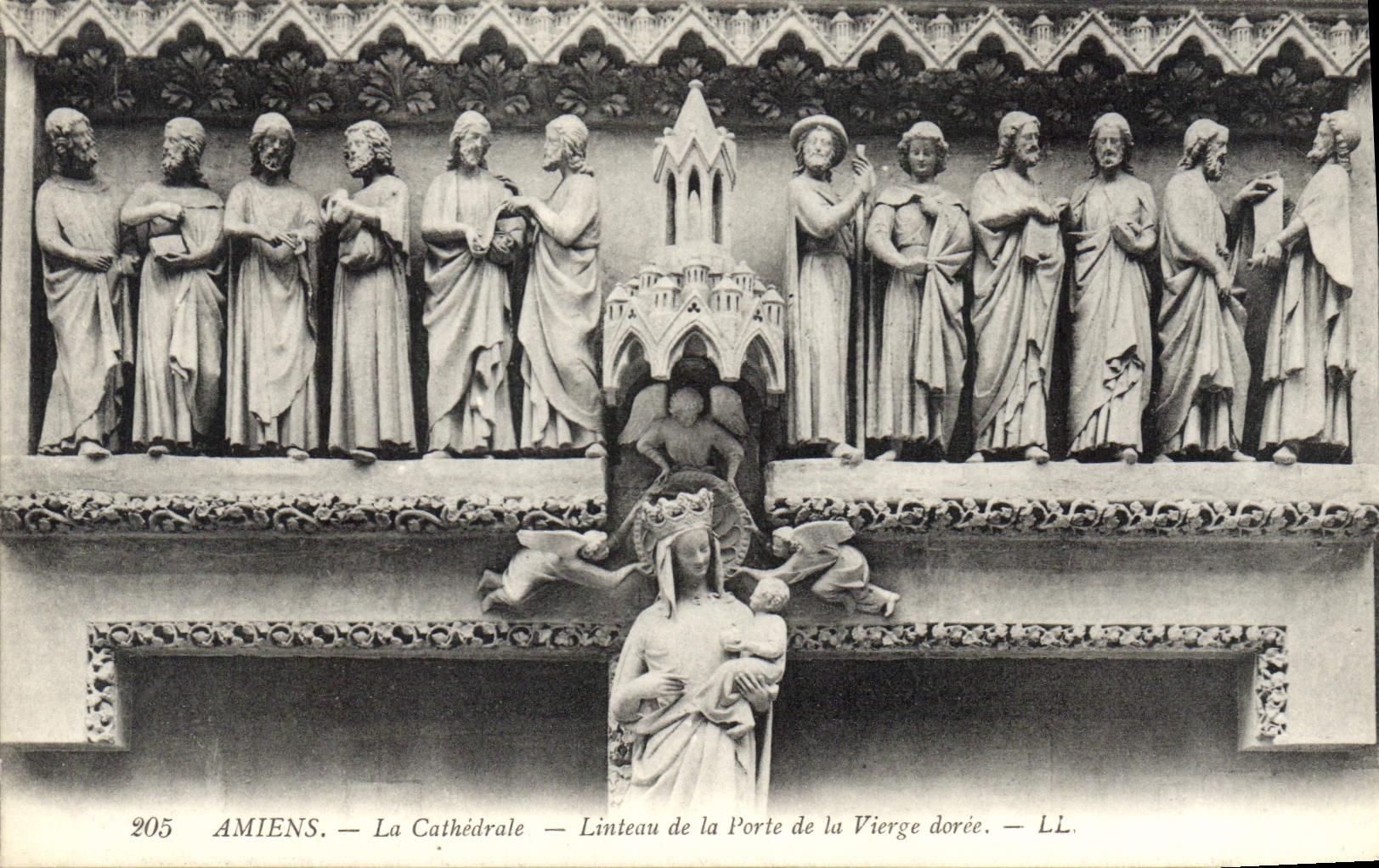 CPA Amiens la Cathedrale Linteau de la Porte de la Vierge doree 