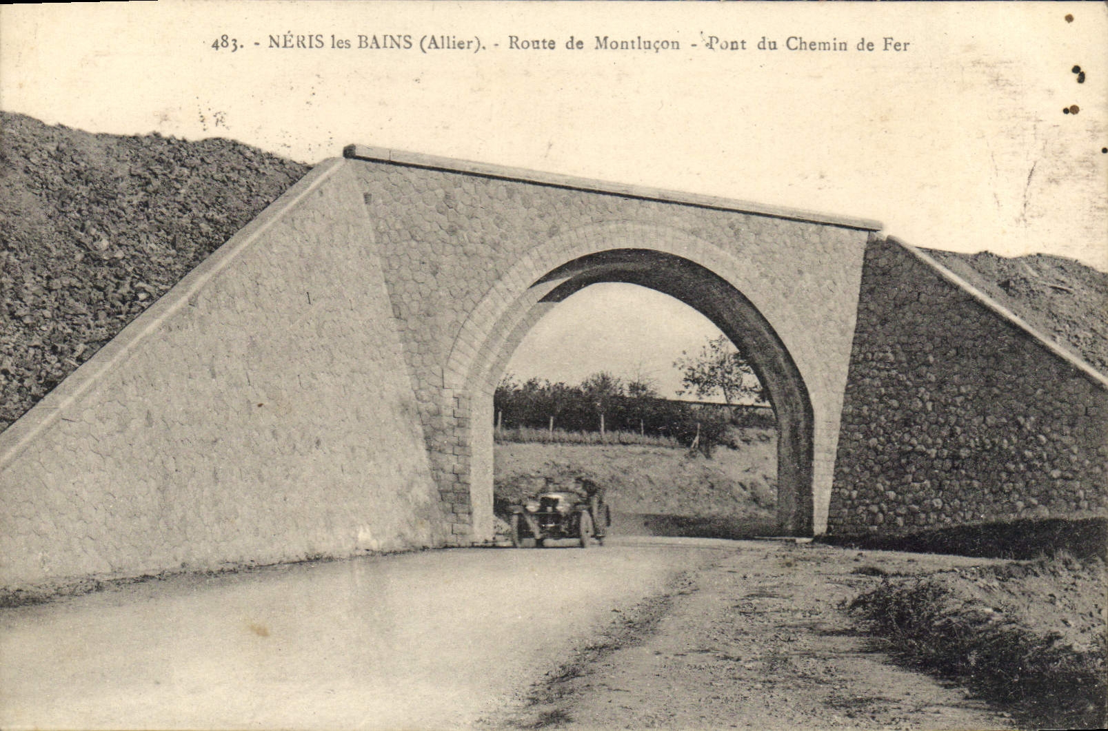 CPA Neris les Bains Allier Route de Montlucon Pont du Chemin de Fer Automobile