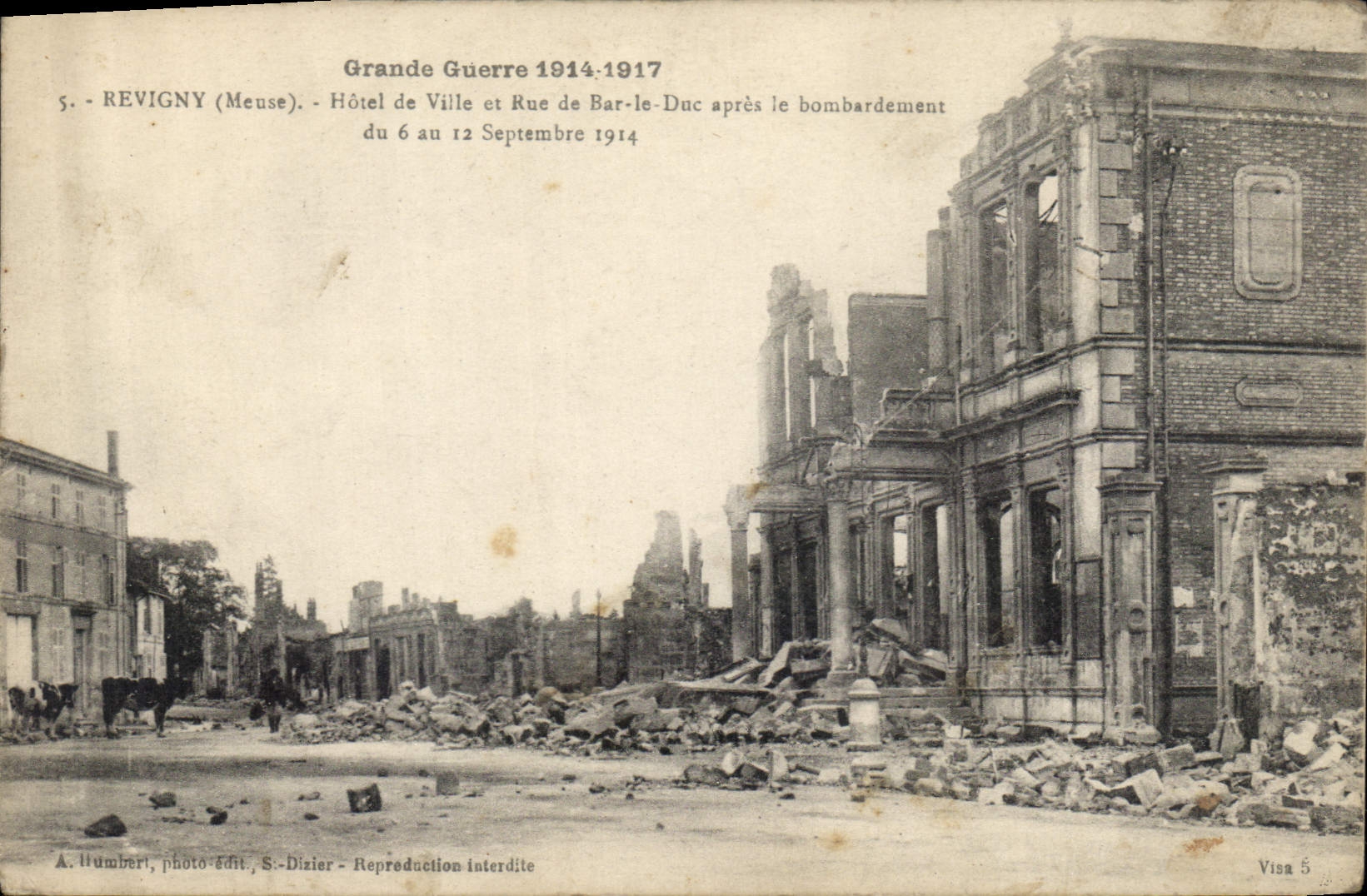 Revigny (Meuse) — Hôtel de Ville et Rue de Bar-le-Duc après le bombardement du 6 au 12 septembre 1914 — A. Humbert, photo-édit. S.-Dizier