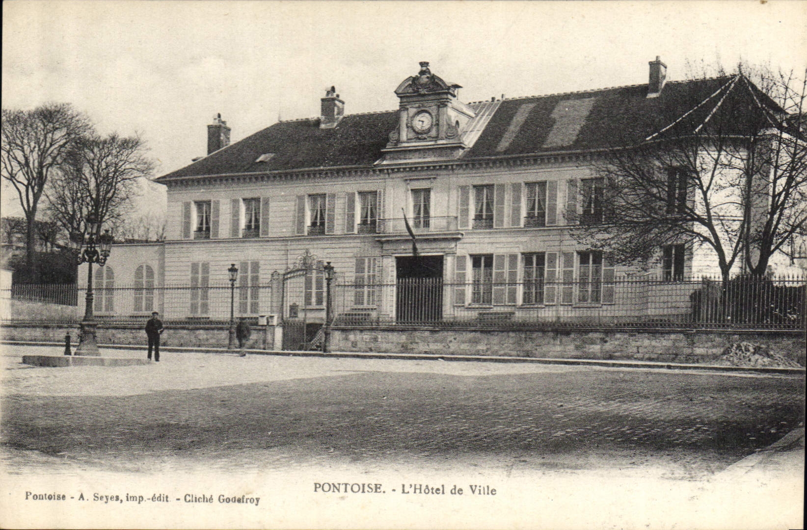 CPA Pontoise L'Hotel de Ville 