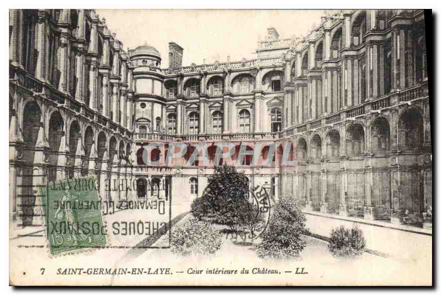 CPA Saint Germain en Laye Cour interieure du Chateau 