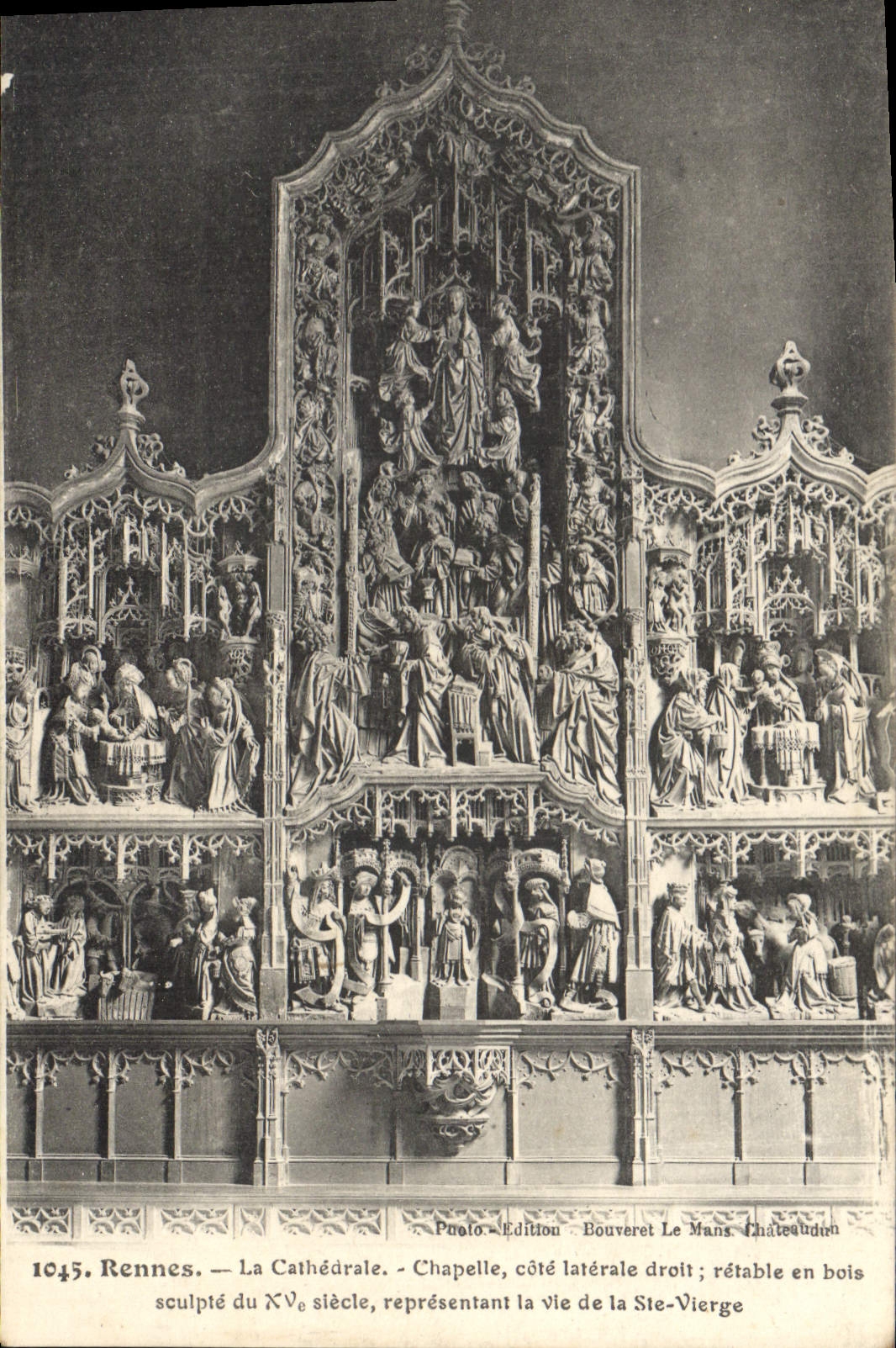 Rennes — La Cathédrale. Chapelle côté latéral droit ; retable en bois sculpté du XVe siècle représentant la vie de la Ste-Vierge — Édition Bouveret Le Mans