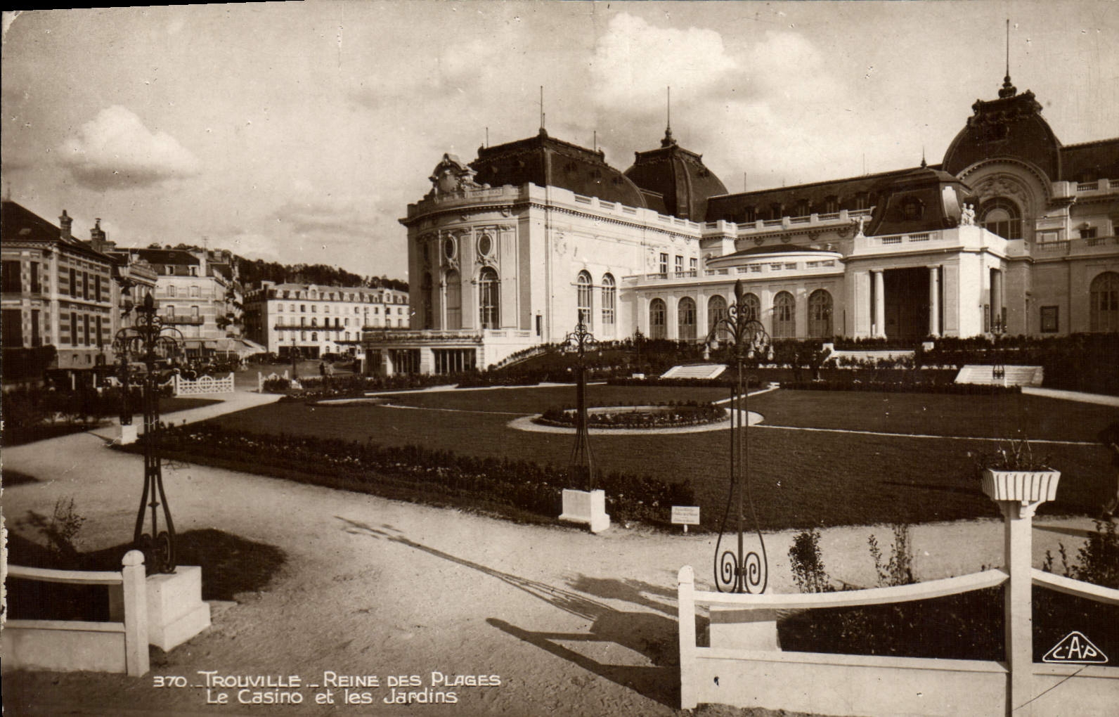 CPA Trouville Reine des Plages le Casino et les Jardins 