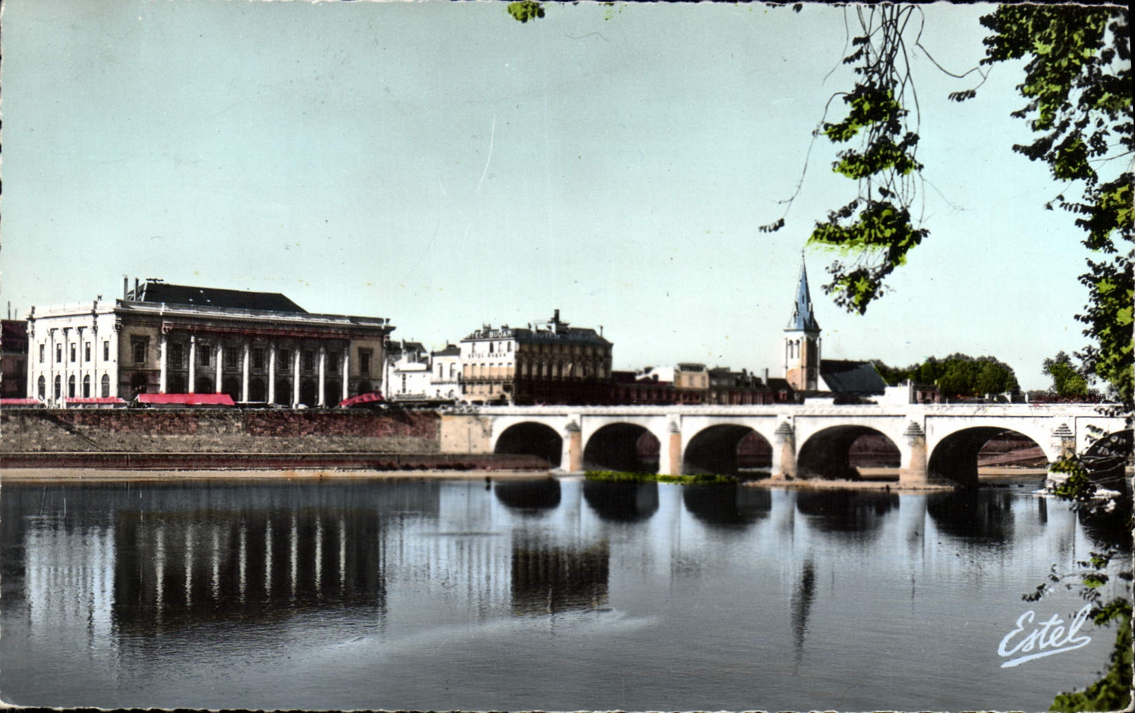 CPM Saumur le Theatre et le Pont sur la Loire 