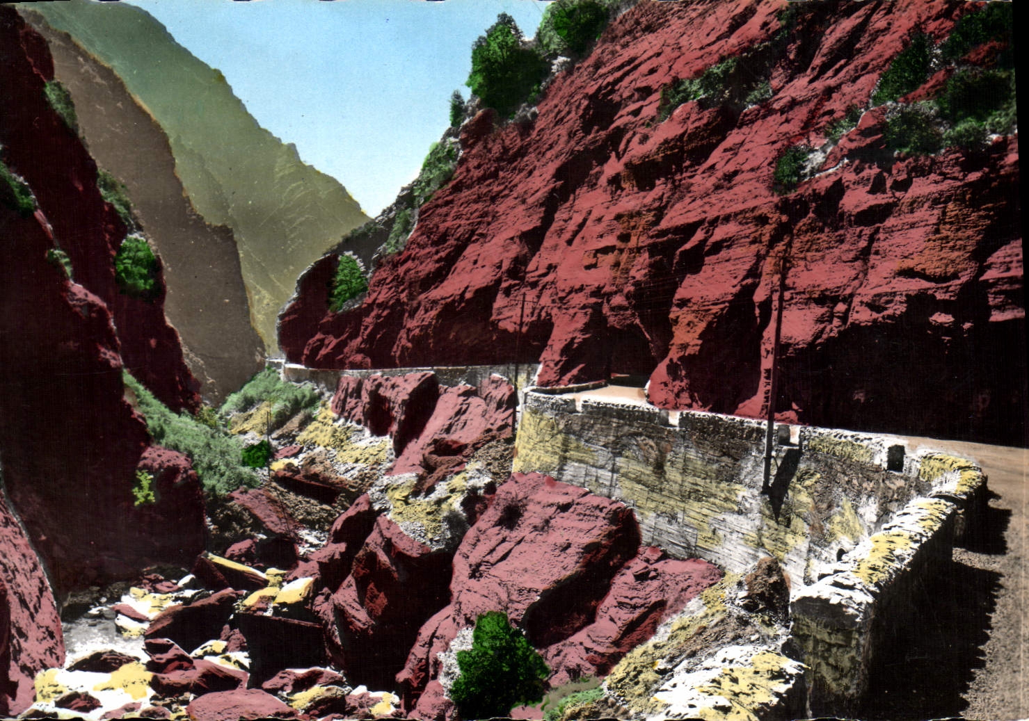 Les Gorges du Cians — Vue du trajet de 25 km dans le schiste rouge — Éditeur Van Vught, n° A 837