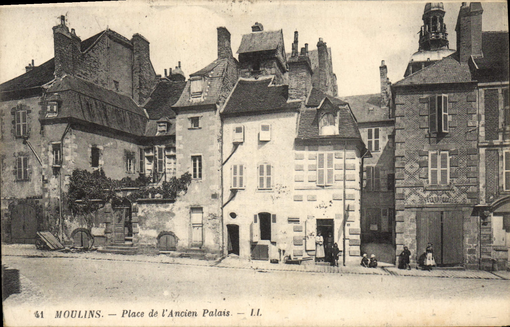 Moulins — Place de l'Ancien Palais — I.L.