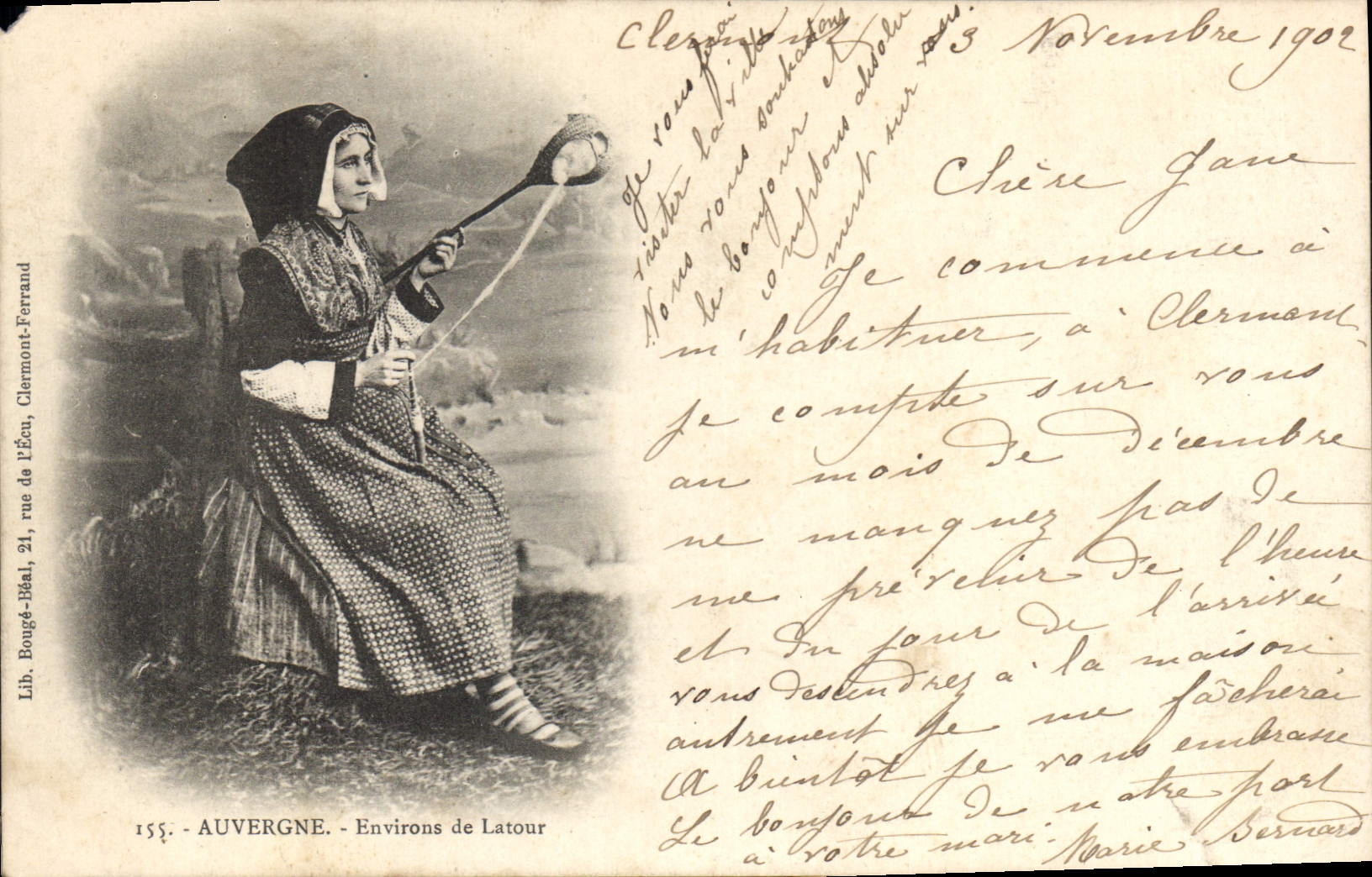 Femme en costume traditionnel — filant — Lib. Bougé-Béat, 155, Auvergne, Environs de Latour