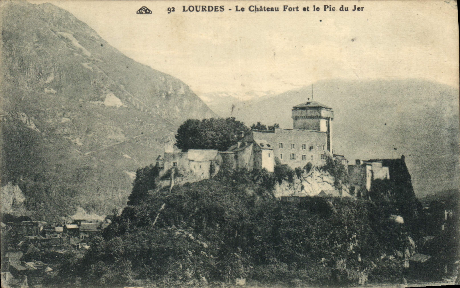 CPA Lourdes le chateau Fort et le Pic du Jer 