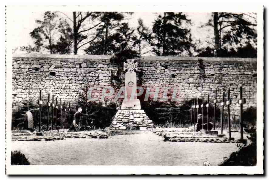 Cimetière de l'Abbaye de La Pierre-qui-Vire — Yonne — Croix celtique et tombes