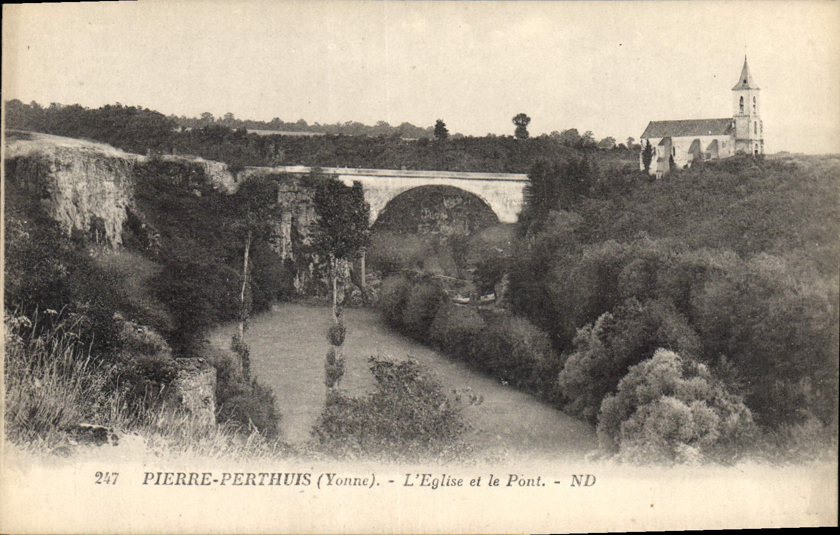 Pierre-Perthuis (Yonne) — L'Église et le Pont — ND