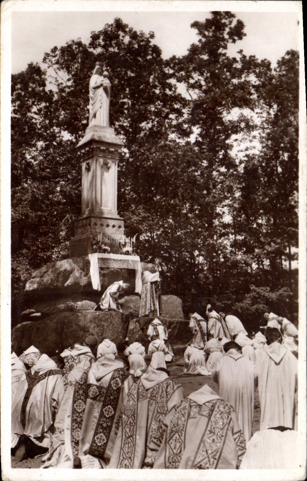 Abbaye de la Pierre-qui-Vire — Le Reposoir de la Fête-Dieu — Édit. de l'Abbaye de la Pierre-qui-Vire