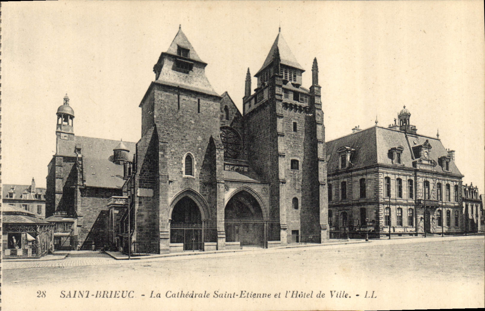 CPA Saint Brieuc la Cathedrale Saint Etienne et l'hotel de Ville 