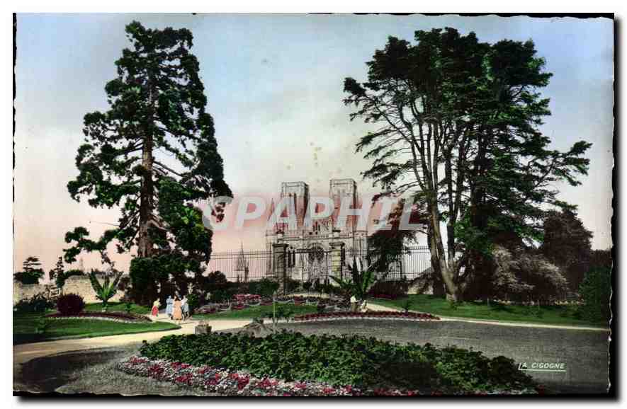 Avranches (Manche) — Église Notre-Dame prise du jardin des Plantes — Éditions Véritable