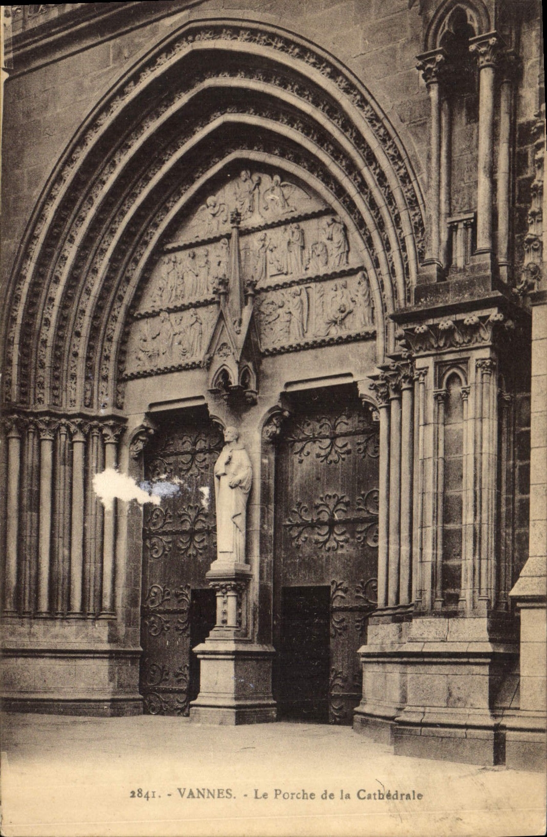 VANNES - Le Porche de la Cathédrale — éditeur Laurent Néel-Berries, n° de série 2841