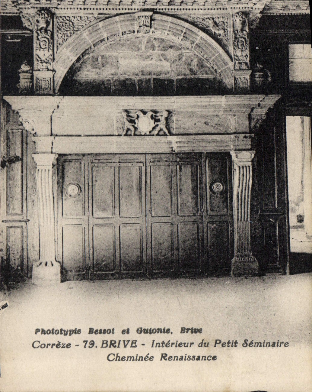 CPA Correze Brive interieur du petit Seminaire Cheminee Renaissance 