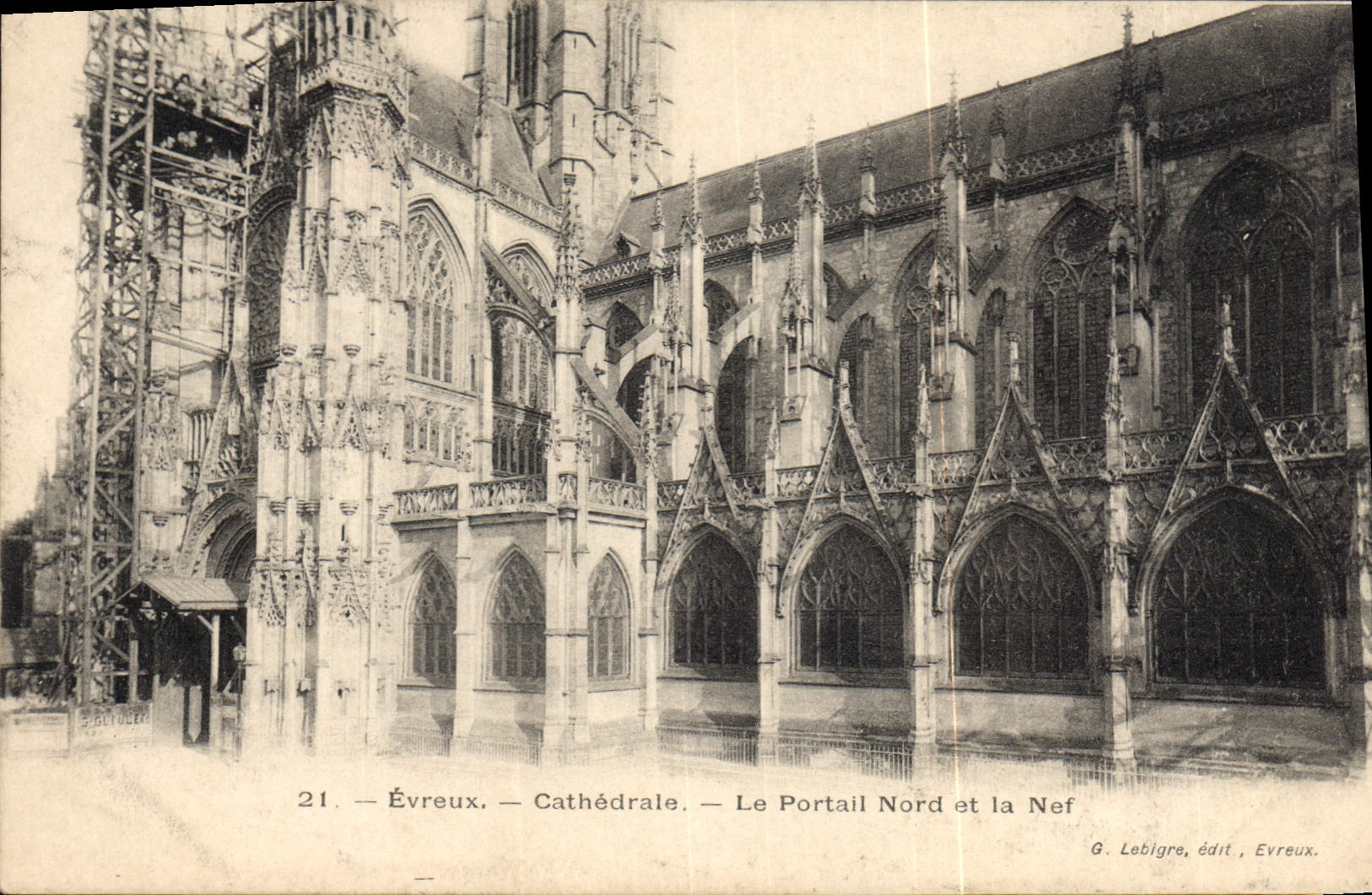 CPA Evreux Cathedrale le Portail Nord et la Nef 