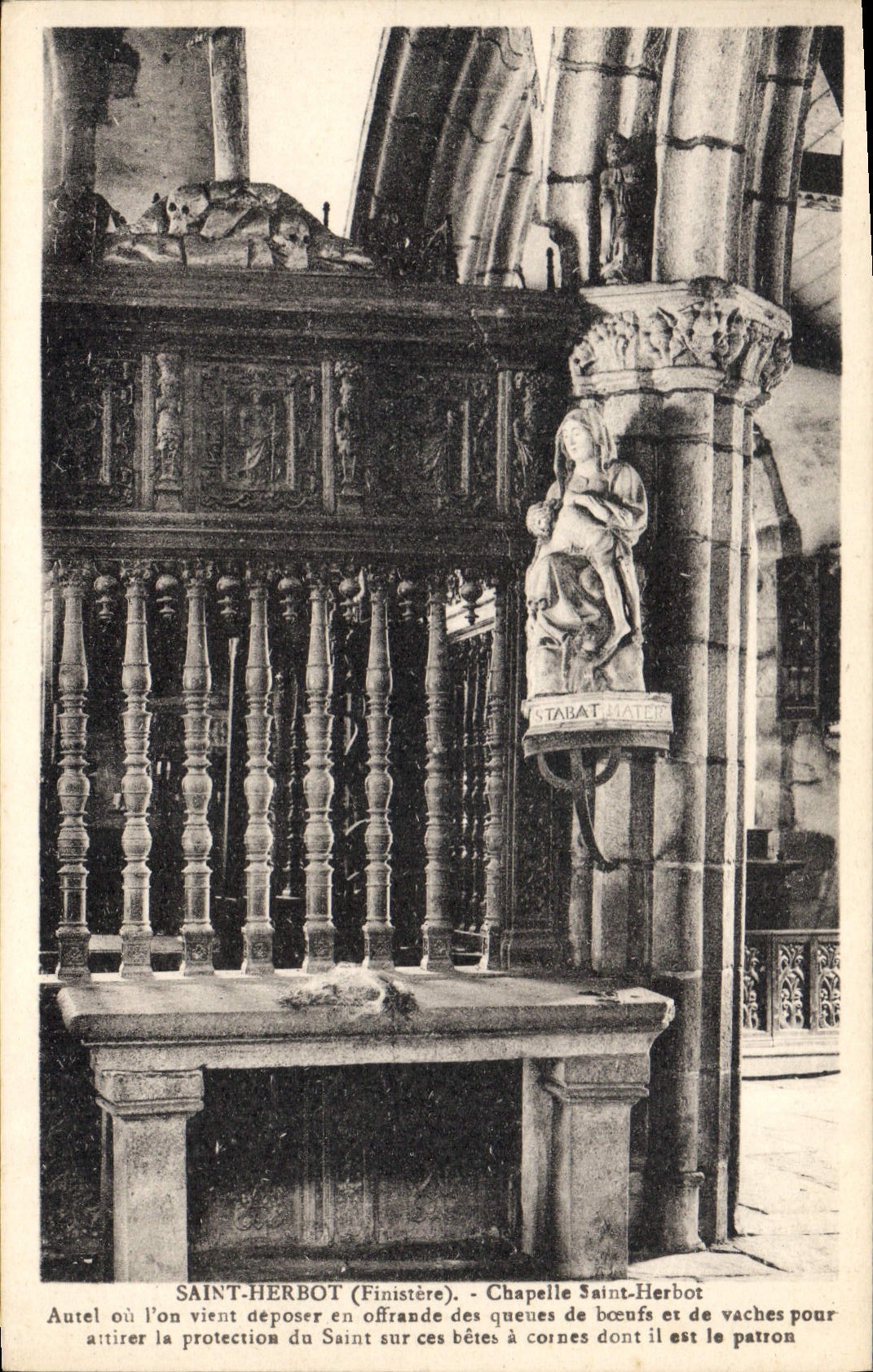 CPA Saint Herbot Finistere Chapelle Saint Herbot Autel ou l'on vient deposes en offrande des Queues 