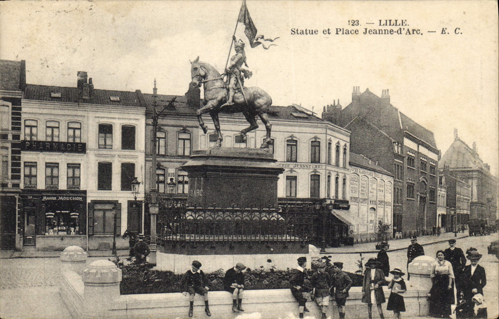 CPA Lille statue et place Jeanne d'Arc 