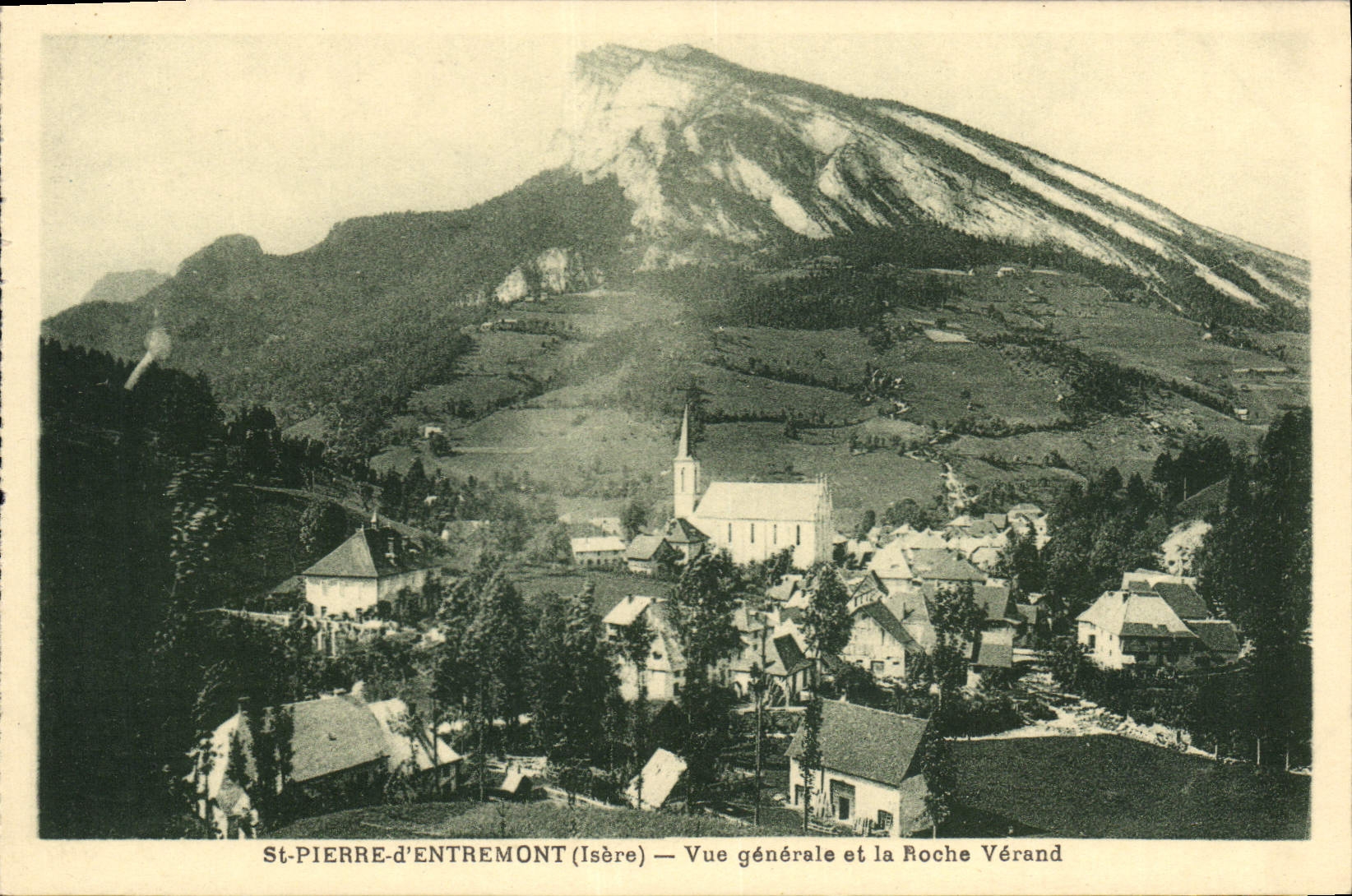St-Pierre-d'Entremont (Isère) — Vue générale et la Roche Vérand