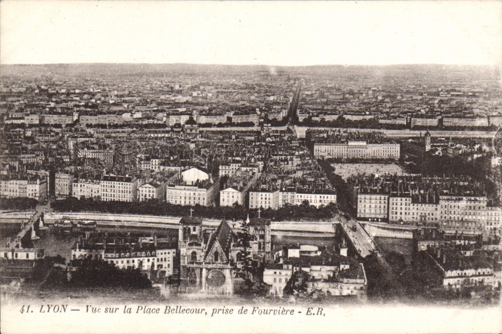 CPA Lyon Vue sur la Plave Bellecour prise de Fourviere 
