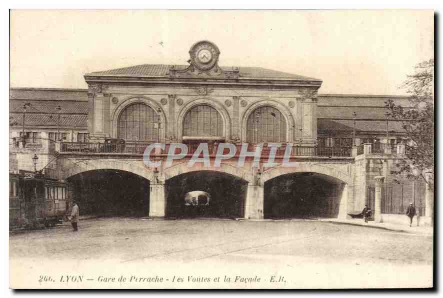 CPA Lyon Gare de Perrache Les Voutes et la Facade 