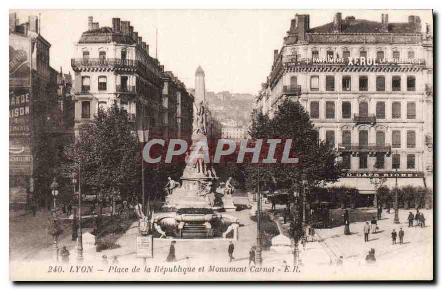 CPA Lyon Place de la Republique et Monument Carnot 
