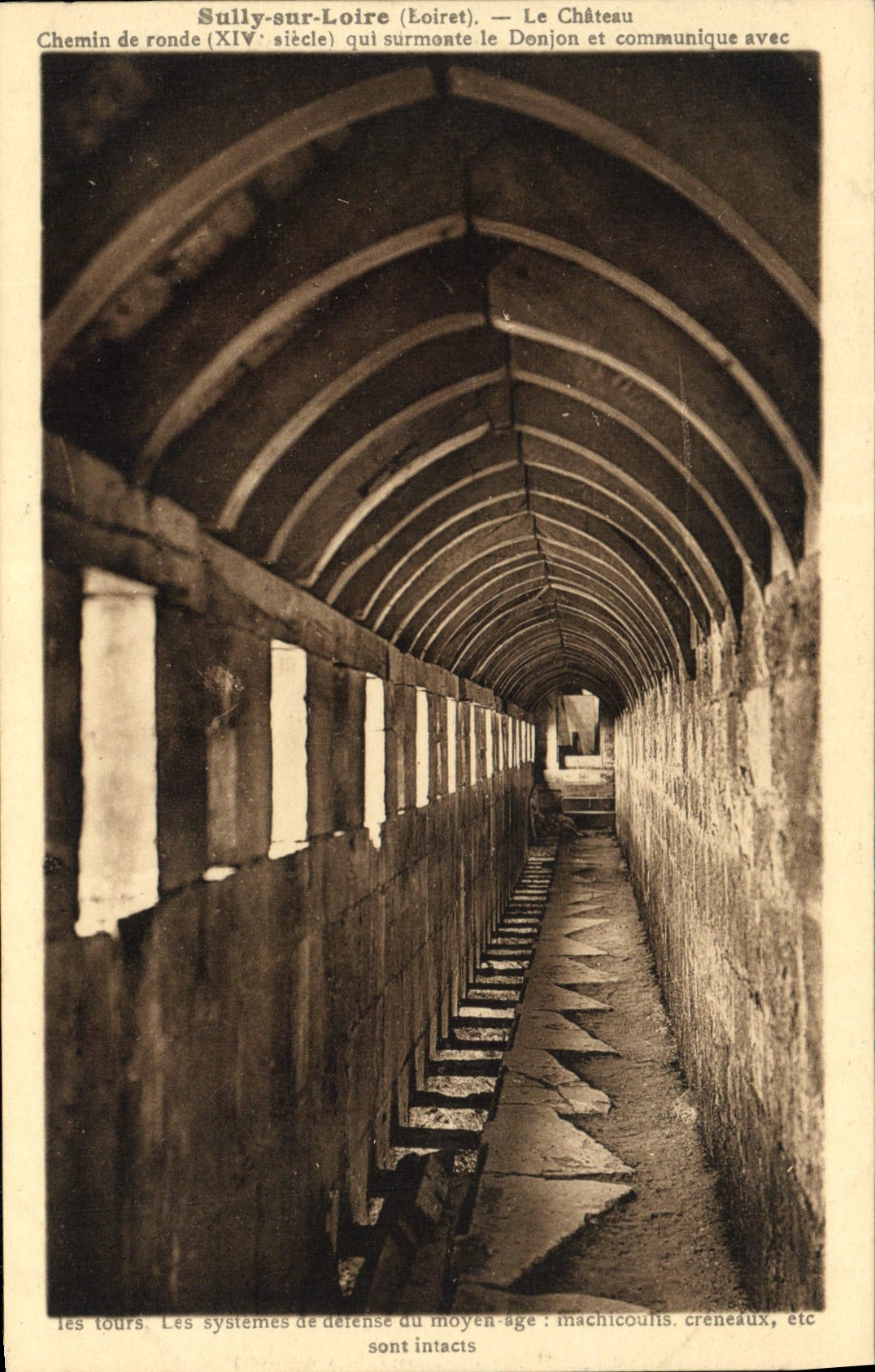 CPA Sully sur Loire Loiret Chemin de ronde qui surmonte le Donjon et communique avac les tours 