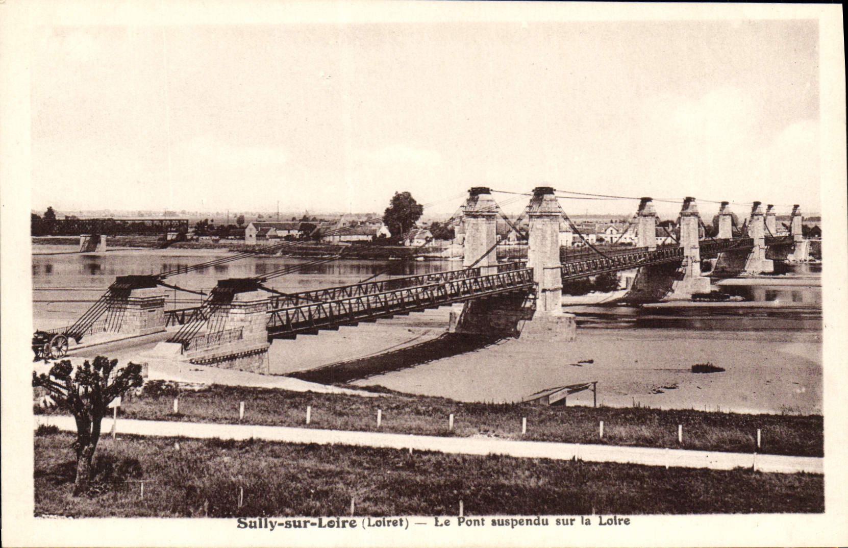 CPA Sully sur Loire Loiret Le Pont suspendu sur la Loire 