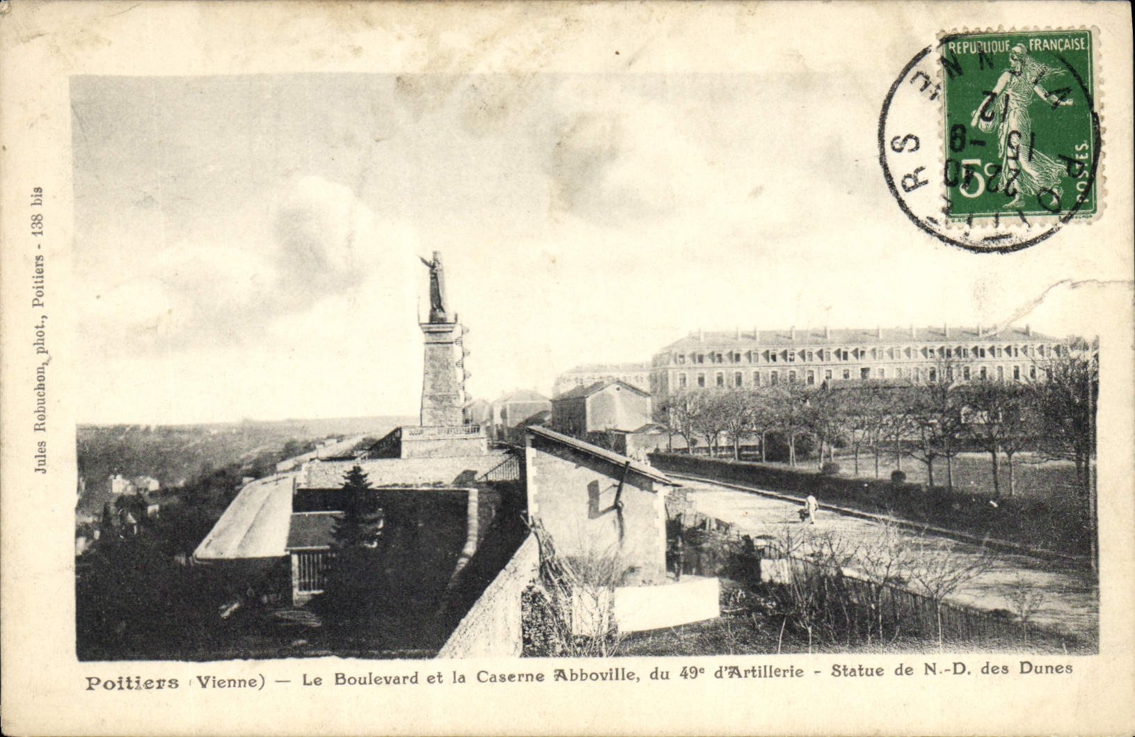 CPA Poitieres Vienne Le Boulevard et la Caserne Abboville Statue de ND des Dunes 