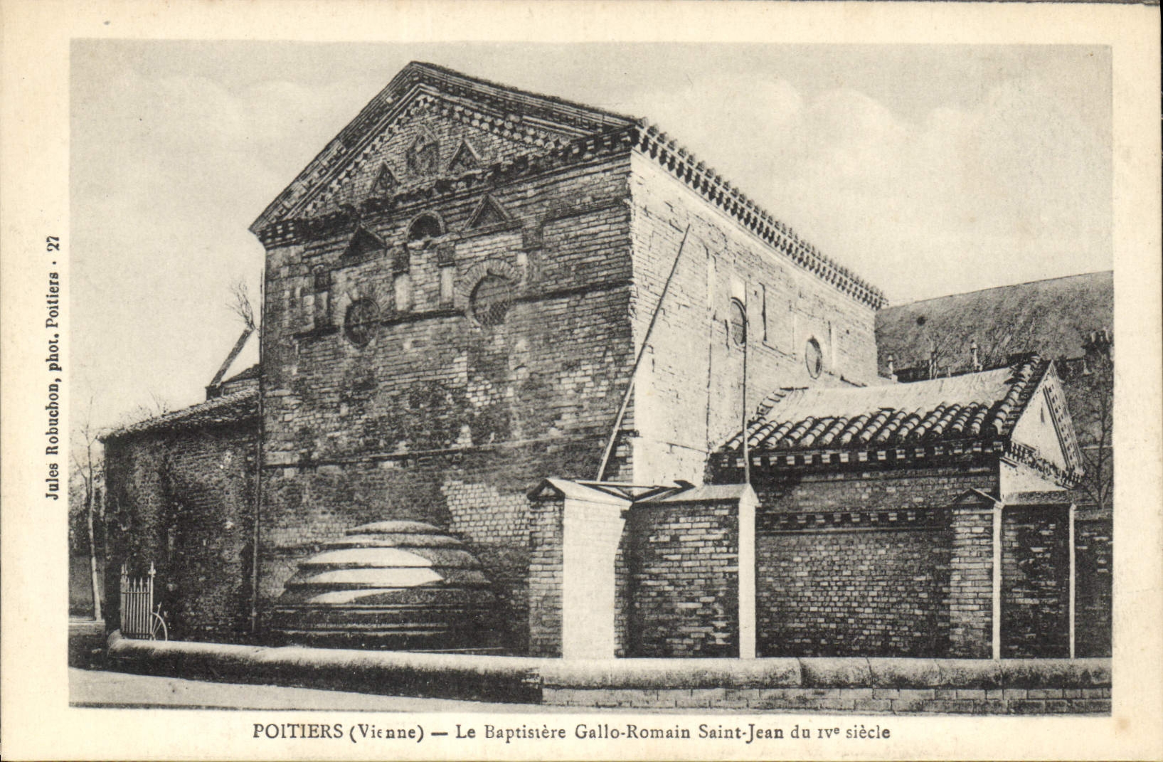 CPA Poitiers Vienne Le Baptistere Gallo Romain Saint Jean 