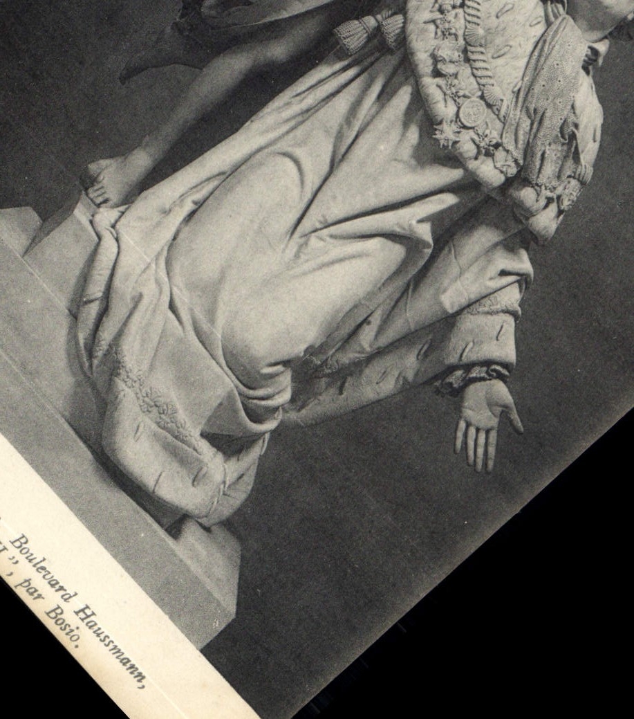 Statue sur le Boulevard Haussmann — par Bosio — éditeur non visible