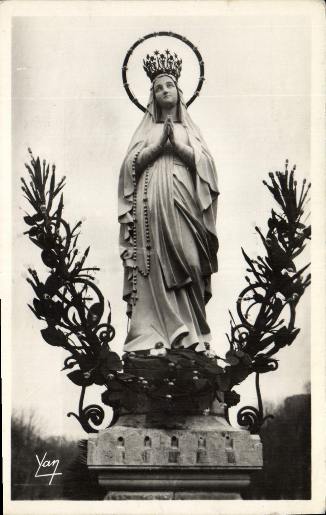 CPA Lourdes La Vierge Cournennee 