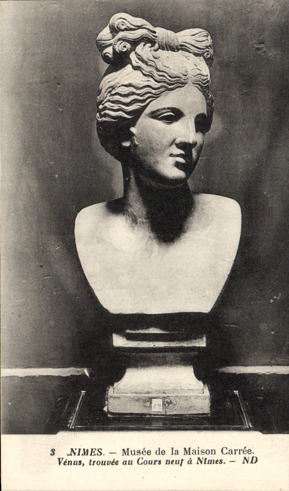 Vénus — Buste sculpté — Musée de la Maison Carrée, Nîmes