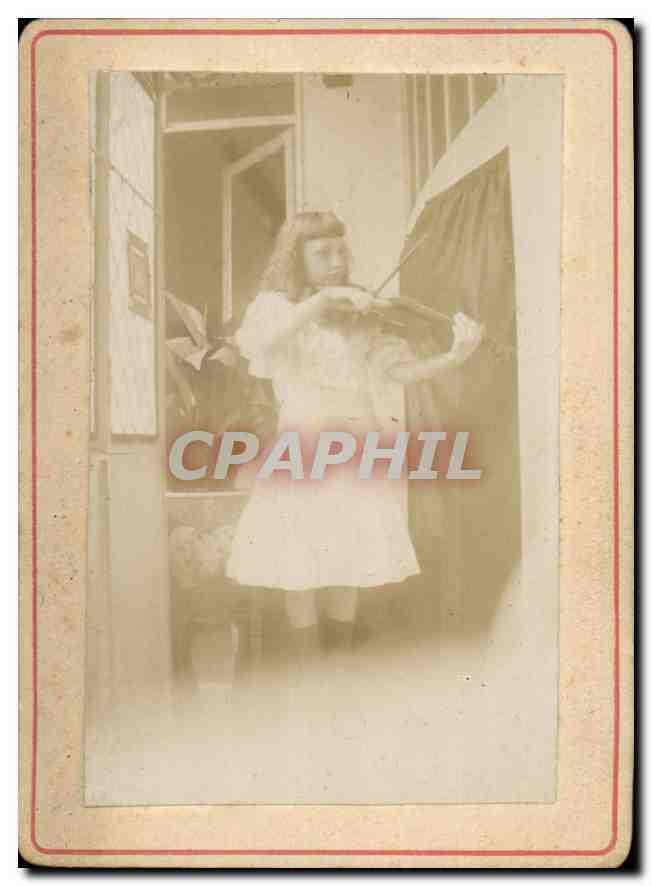 Fille jouant du violon — photo de studio — CPAPHIL