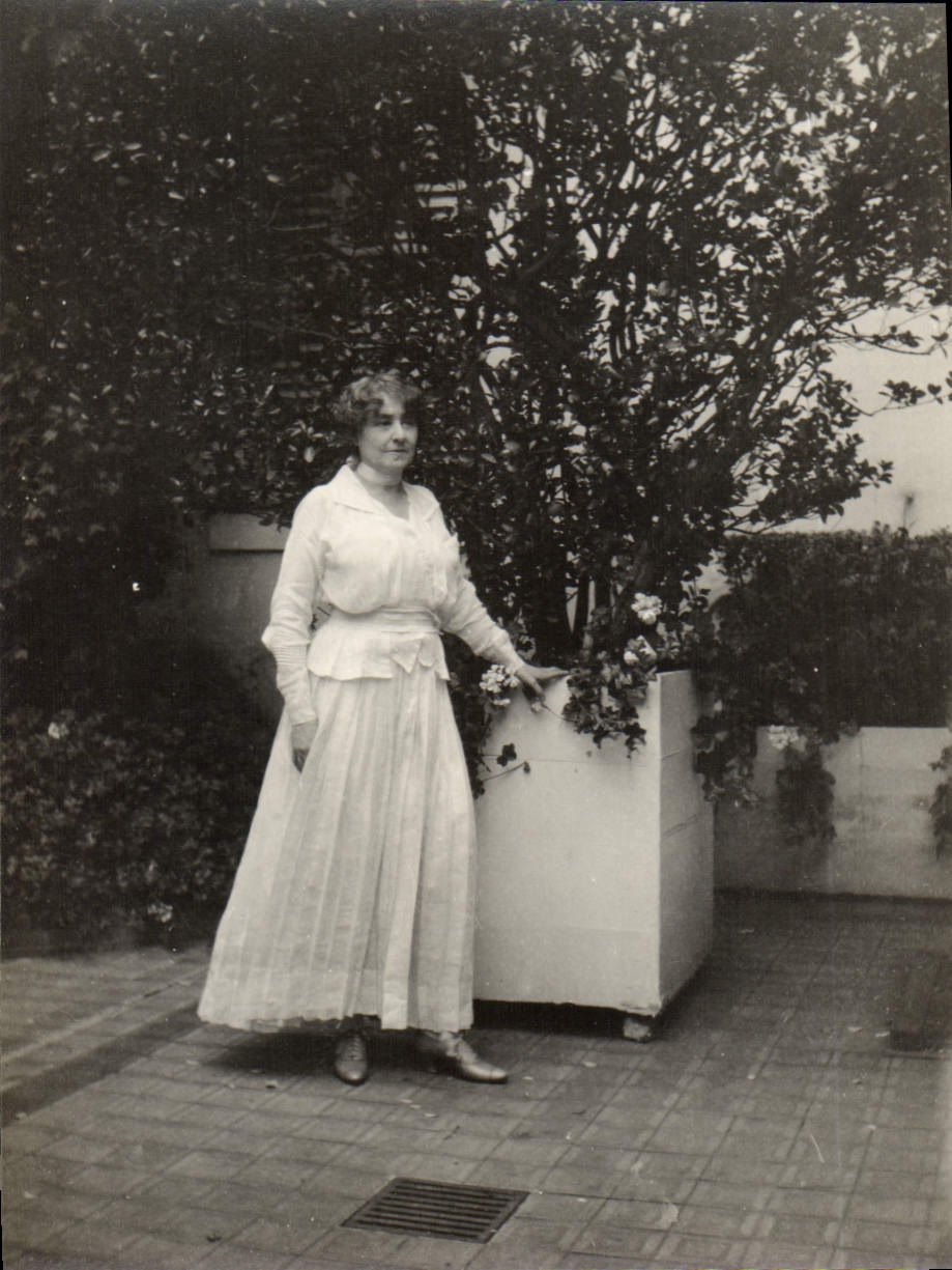 Femme en robe blanche — jardin — sans éditeur ni numéro visible