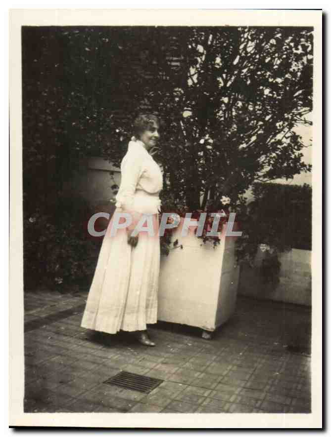 Femme en robe blanche — jardin — sans éditeur ni numéro de série visible
