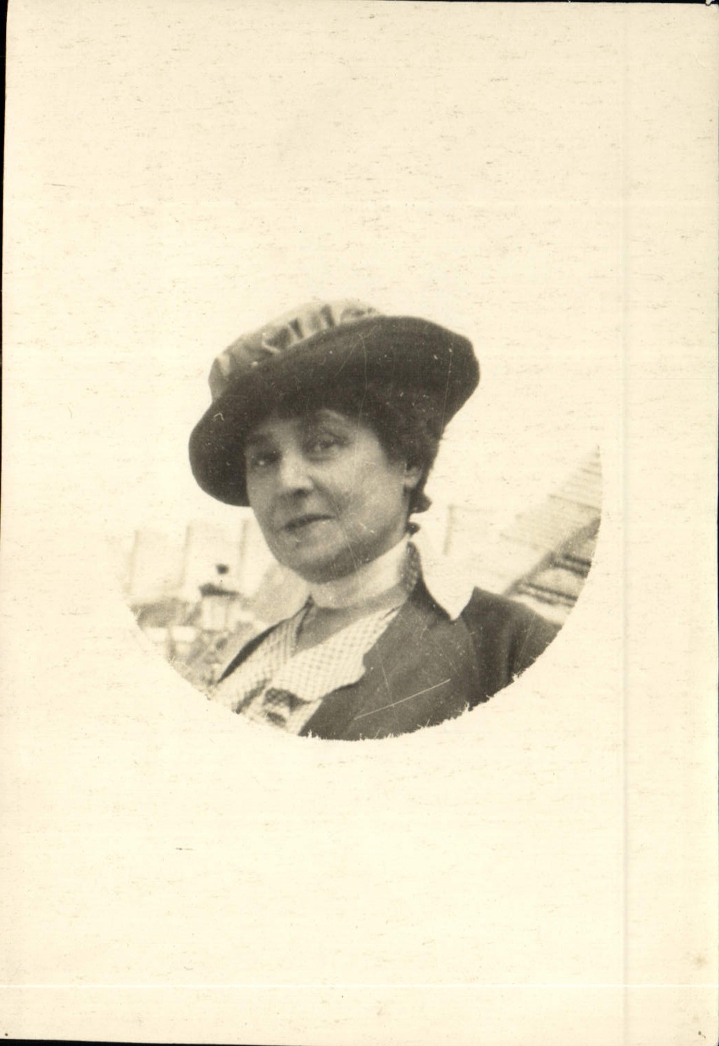 Portrait d'une femme — vue circulaire — carte postale ancienne