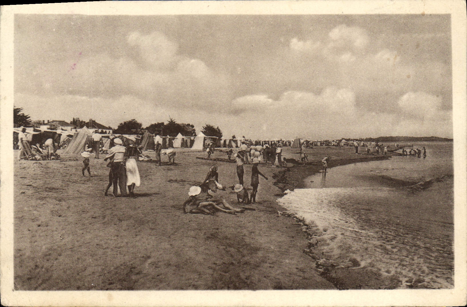 La Tranche-sur-Mer — La Plage à haute mer — J. Nazin, édit., Nantes