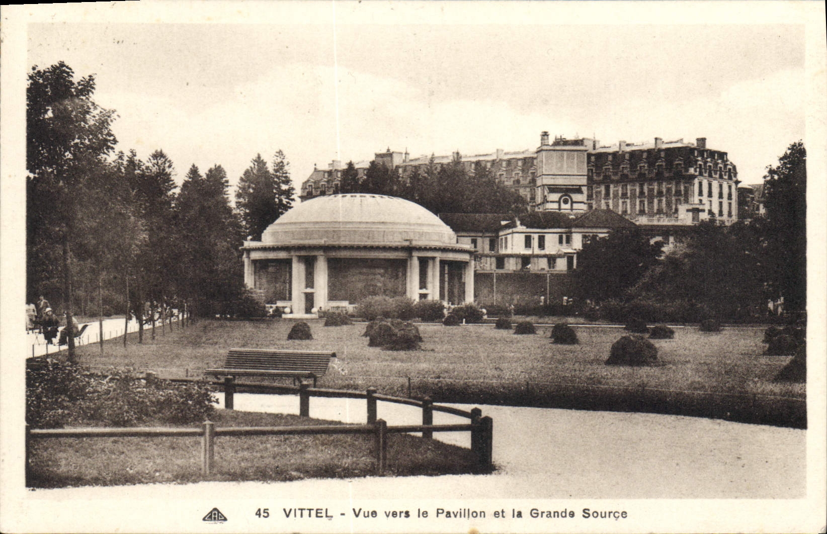 CPA Vittel Vue vers le Pavillon et la Grande Source 