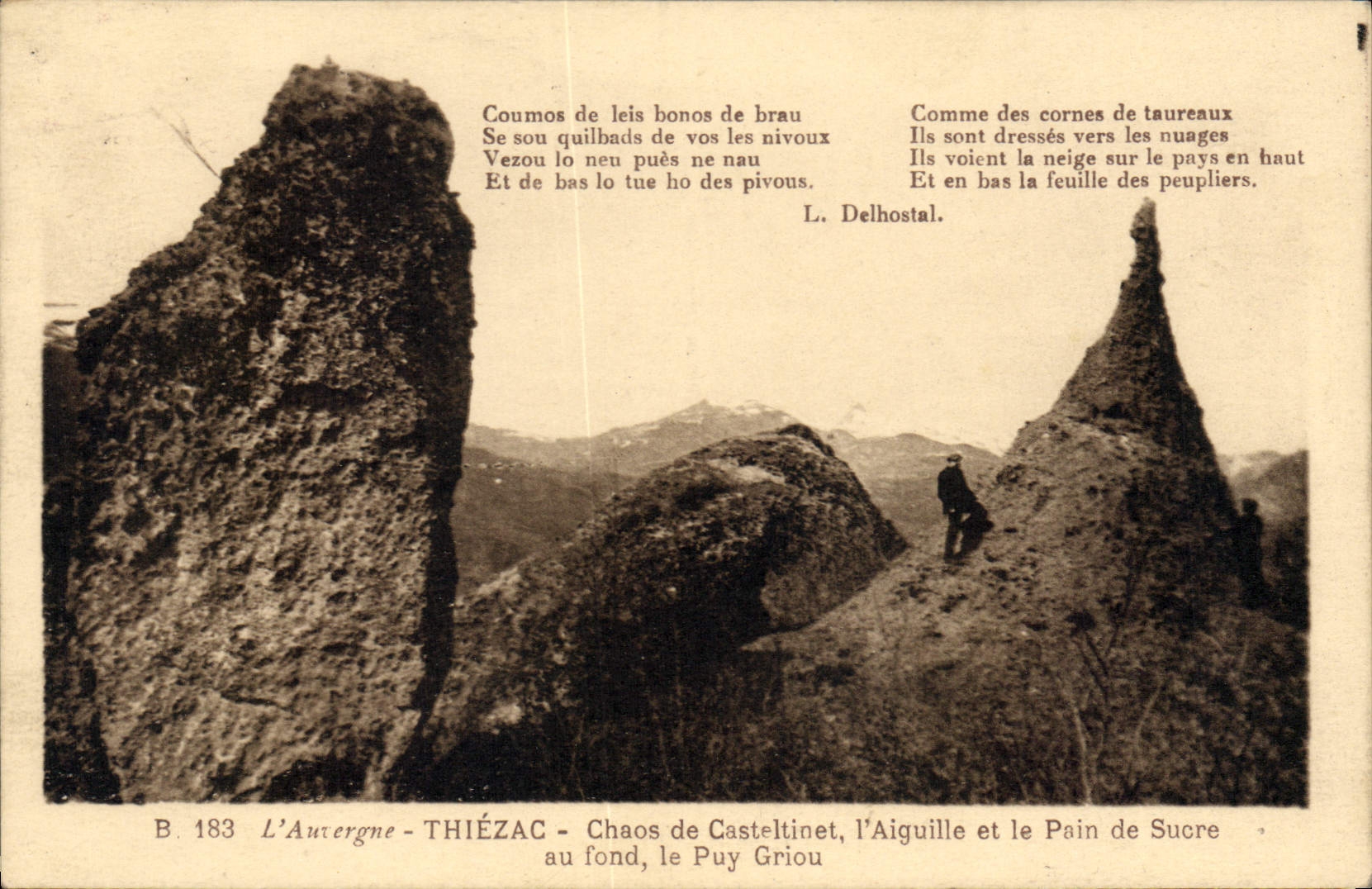 CPA L'Auvergne Thiezac Chaos de Casteltinet l'Aiguille et le Pain de Sucre au fond le Puy Griou 