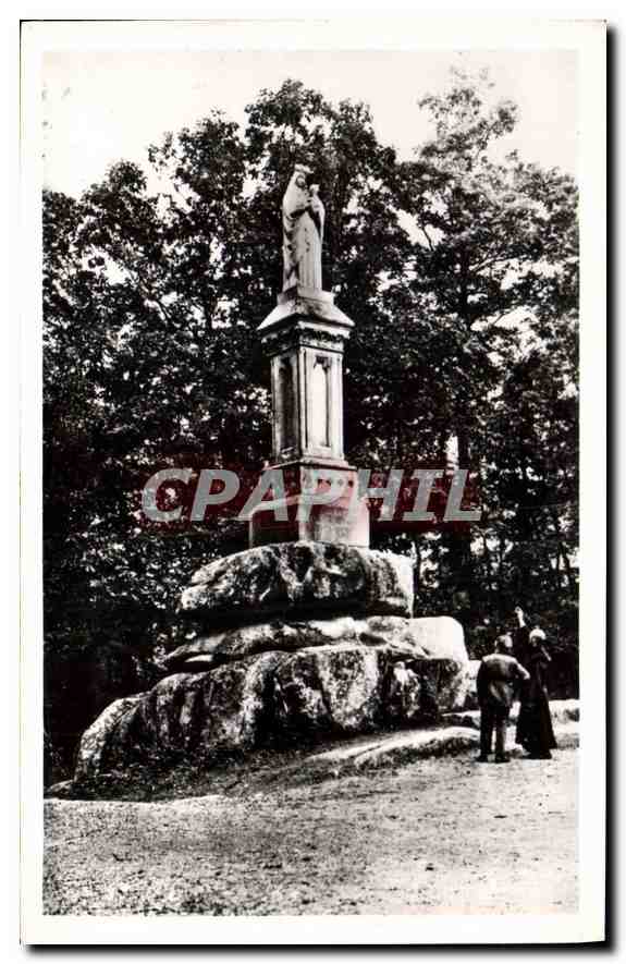 CPA Abbaye de la Pierre Qui Vire Dolmen de la Pierre qui Vire et Statue de la Vierge 