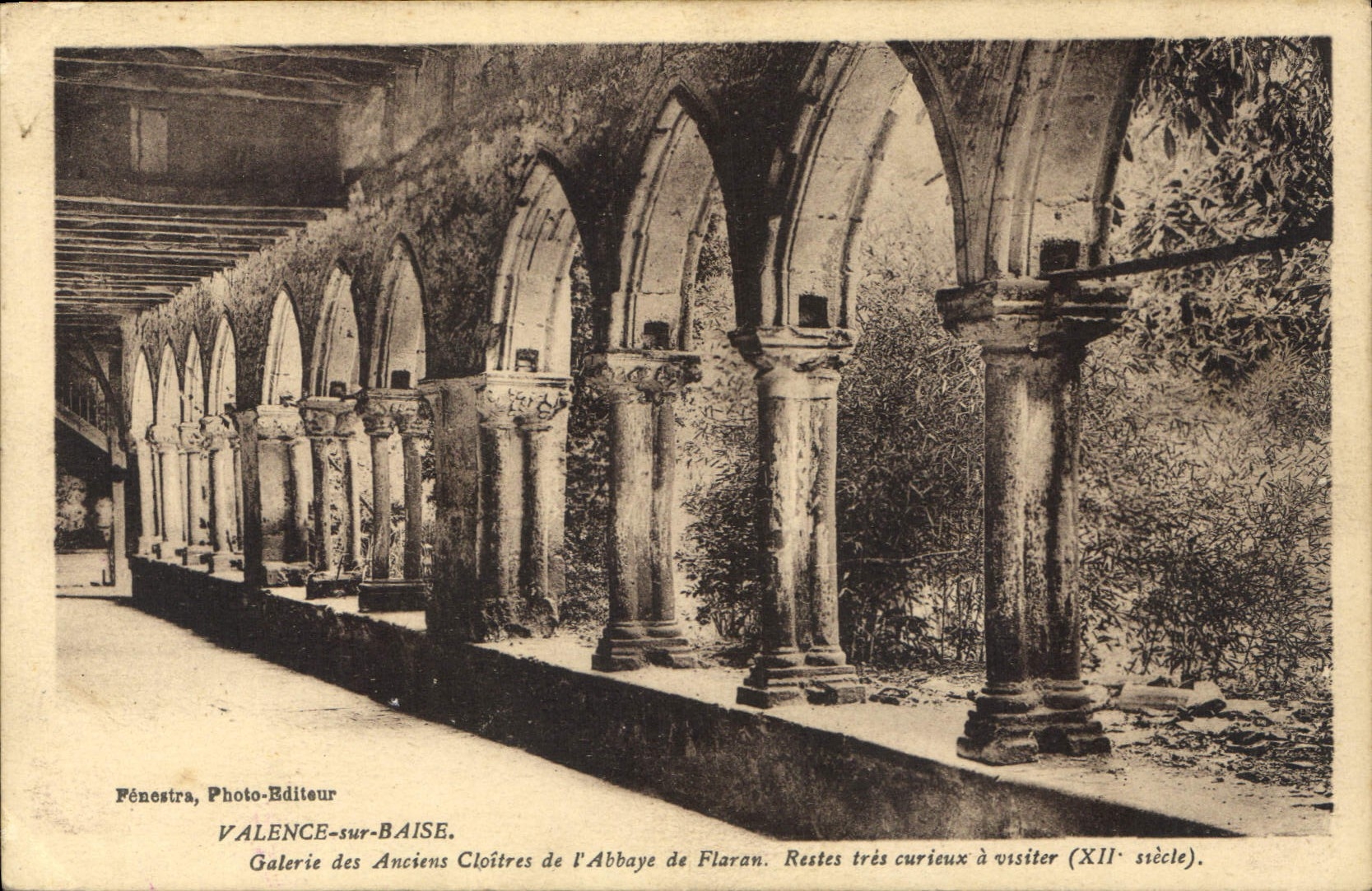 Valence-sur-Baïse — Galerie des anciens cloîtres de l'abbaye de Flaran — Fénéstra, Photo-Éditeur