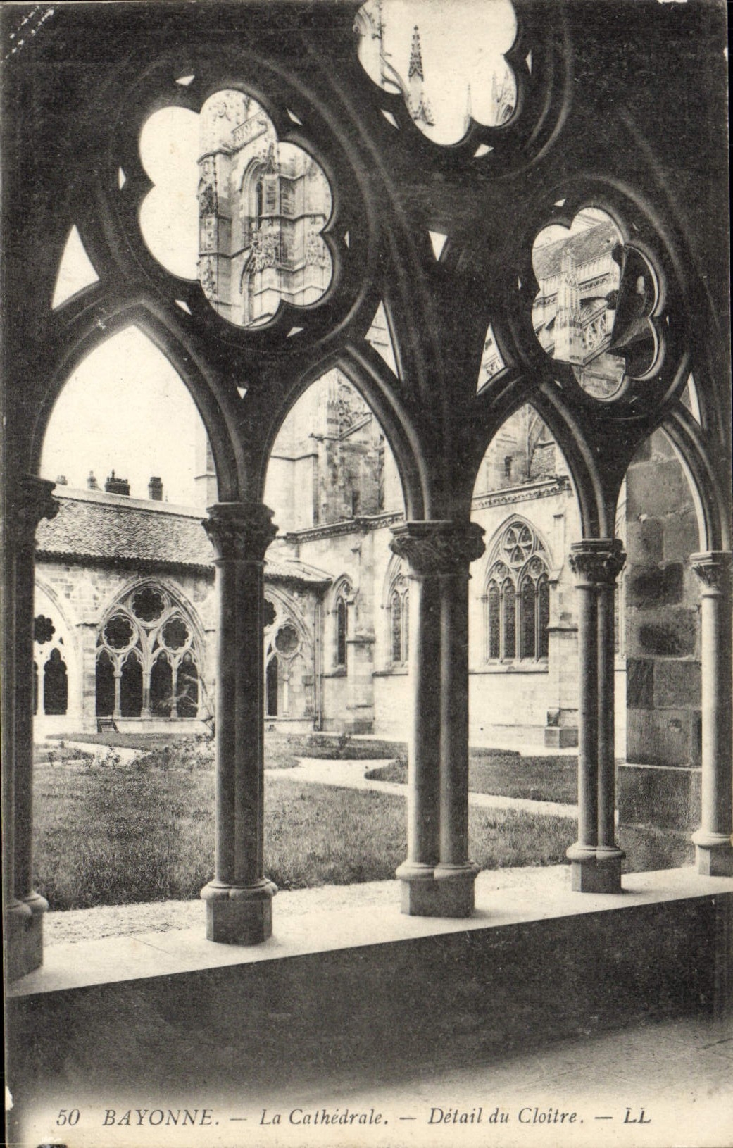 CPA Bayonne La Cathedrale Detail du Cloitre 