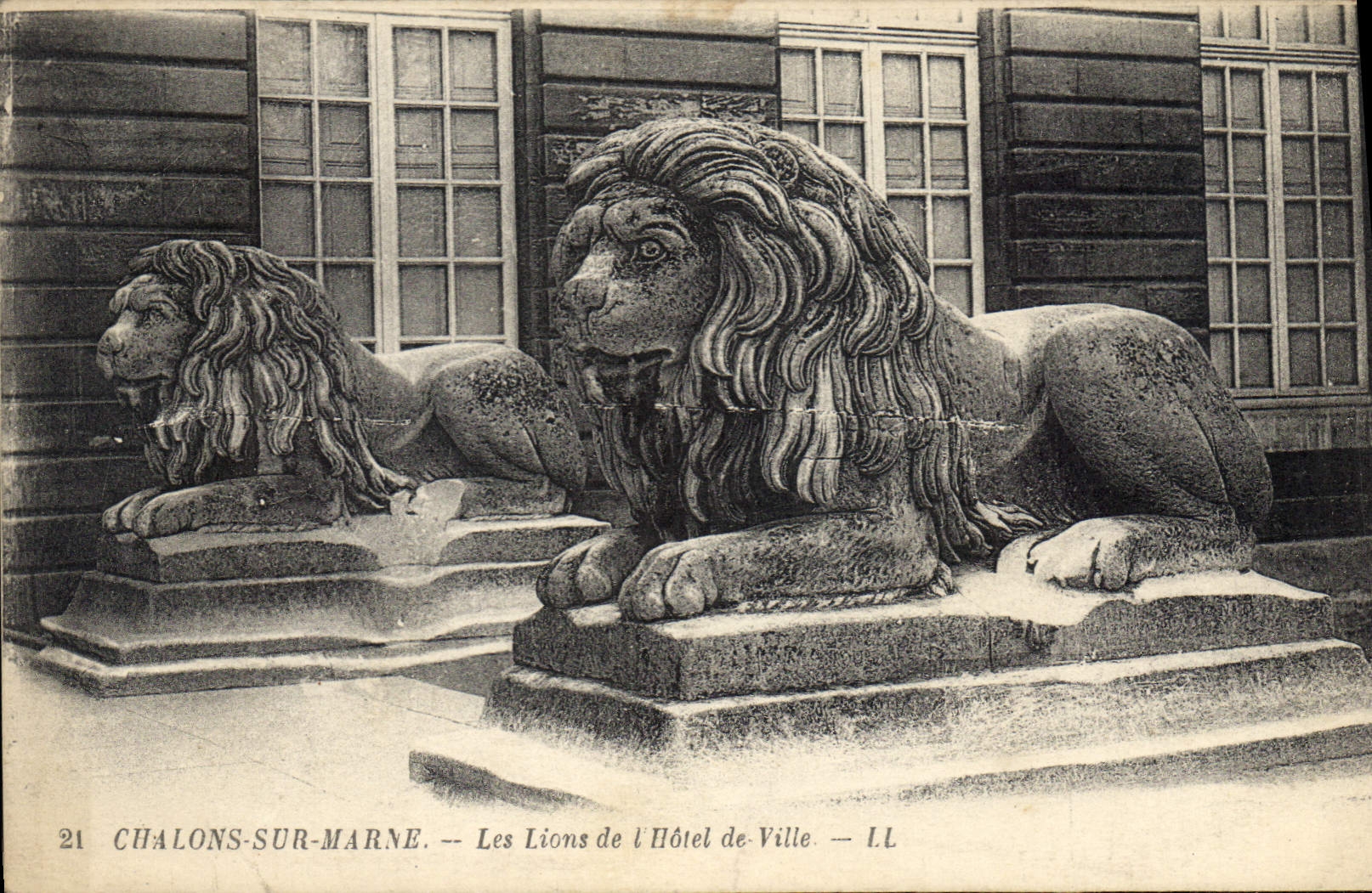 CPA Chalons sur Marne Les Lions de l'Hotel de Ville Lion