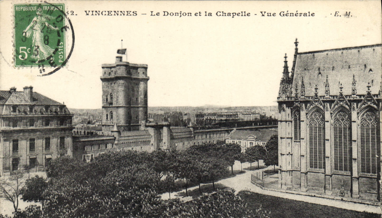 CPA Vincennes Le Donjon et la Chapelle Vue Generale 