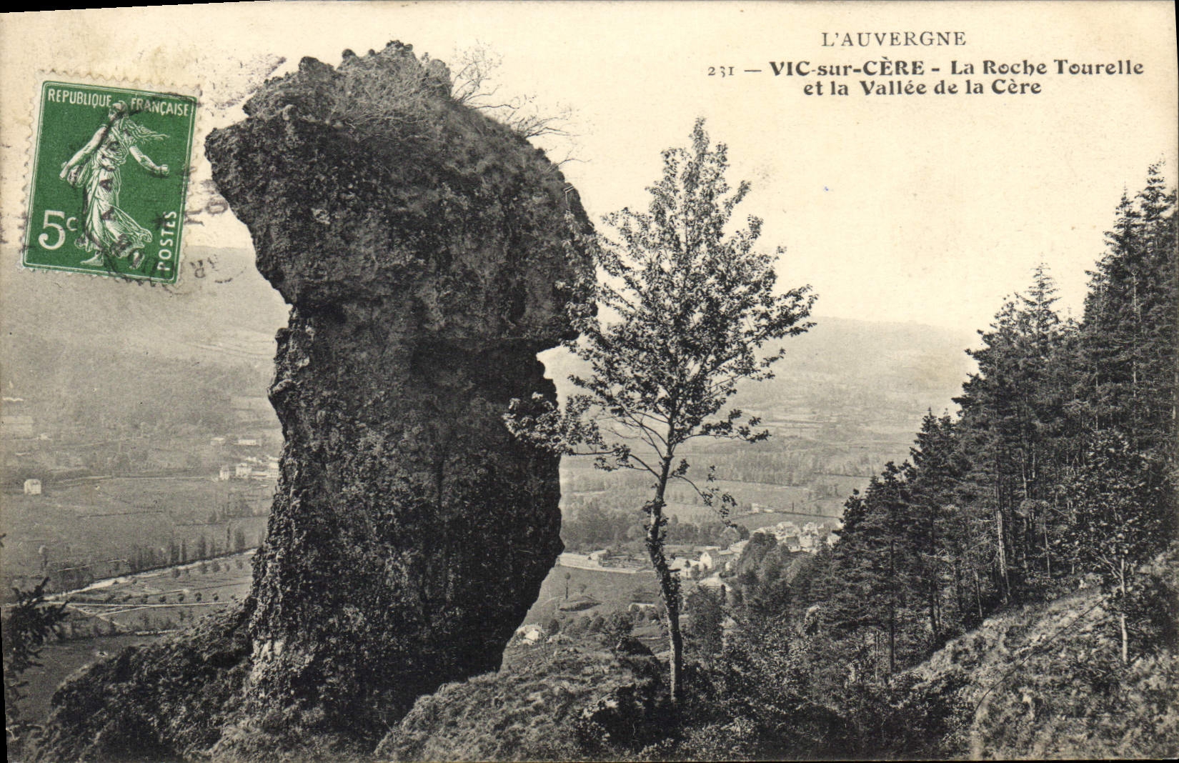 CPA L'Auvergne Vic sur Cere La Roche Tourelle et la Vallee de la Cere 