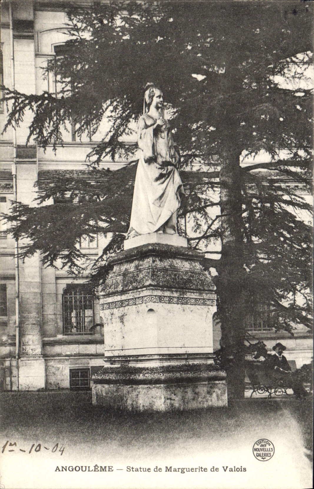 CPA Angouleme Statue de Marguerite de Valois 