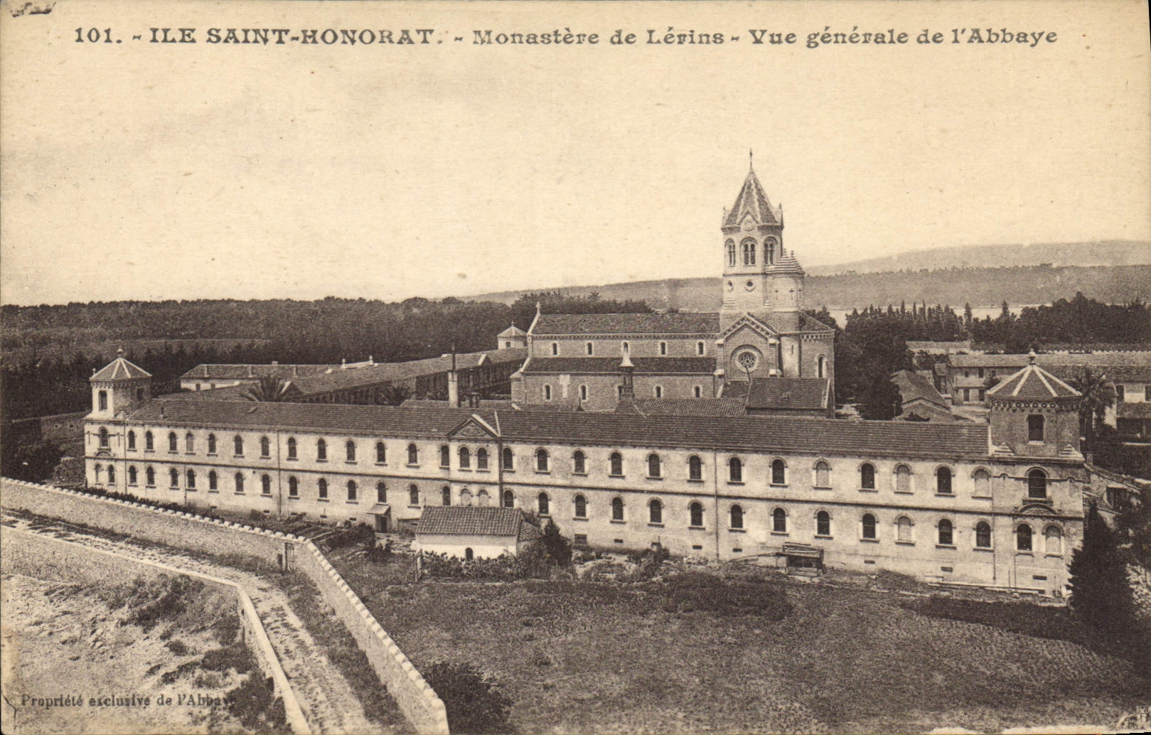 CPA Ile Saint Honorat Monastere de Lerins Vue generale de l'Abbaye 