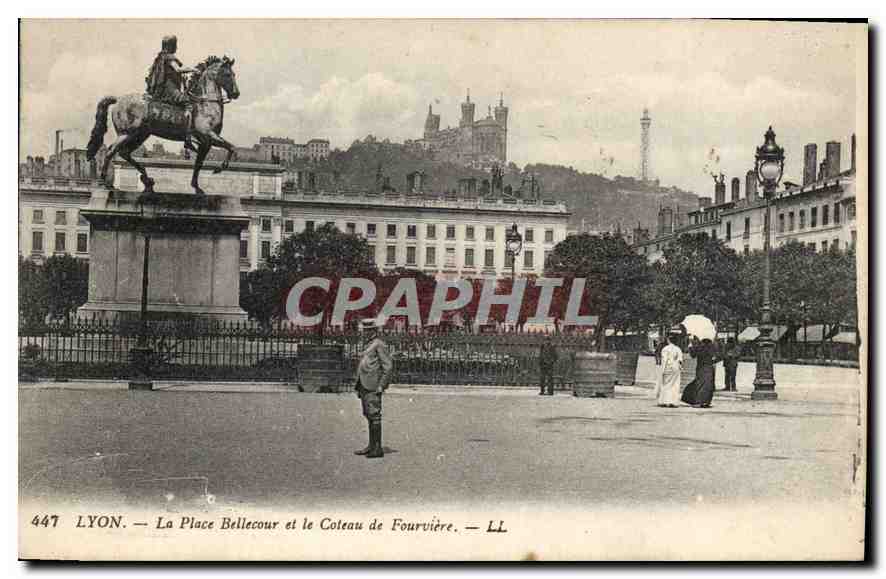 CPA Lyon La Place Bellecour et le Coteau de Fourviere 